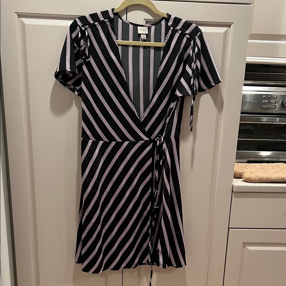 Chic Black and White Striped dress 👗 to the knee and it has modesty clip. New!